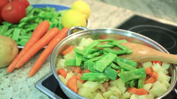 Patatas y judías verdes se cocinan en olla — Vídeos de Stock