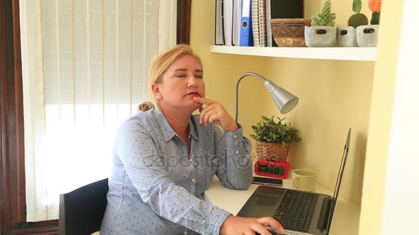 Streesed zakenvrouw werken kantoor aan huis — Stockvideo