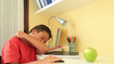 Üzgün genç çocuk 2