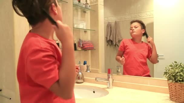 Tonårspojke borsta sitt hår 2 — Stockvideo