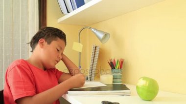 üzgün genç çocuk