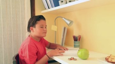 Genç çocuk onun ödev