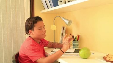 Genç çocuk pasta yemeye