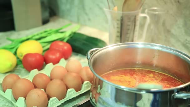 Кипящий горшок овощного супа — стоковое видео