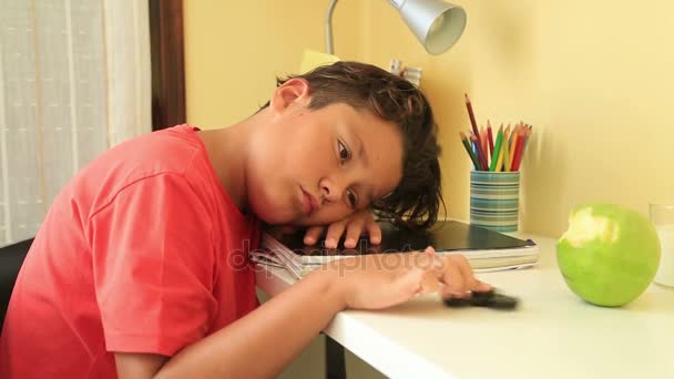一个悲伤的十几岁男孩的肖像 — 图库视频影像