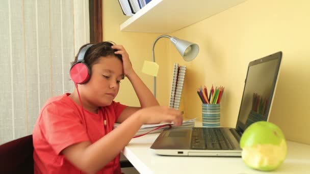 Μαθητής doing δικός του homework με φορητό υπολογιστή 3 — Αρχείο Βίντεο