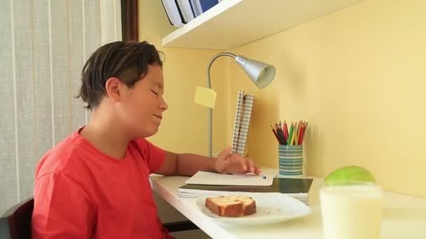 ケーキを食べる少年 — ストック動画