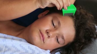 Anne oğlu saç baş biti denetimi