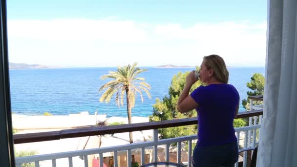 Femme regardant vue sur la mer depuis le balcon 3 — Video