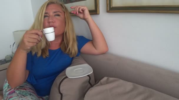 Блондинка п'є каву 3 — стокове відео