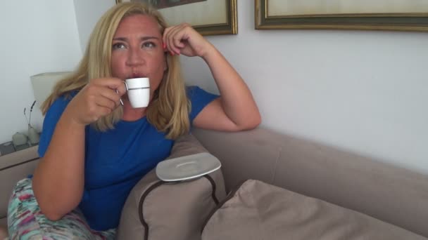 Blond kvinna dricker kaffe 2 — Stockvideo