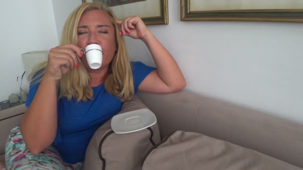 4 コーヒーを飲むブロンドの女性 — ストック動画