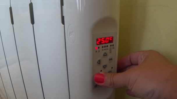 Hand push button heating radiators 2 — Stock Video