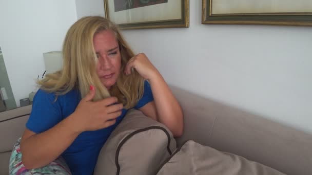 Smärtsamma kvinna med migrän — Stockvideo