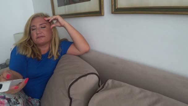 Расслабленная женщина смотрит телевизор — стоковое видео