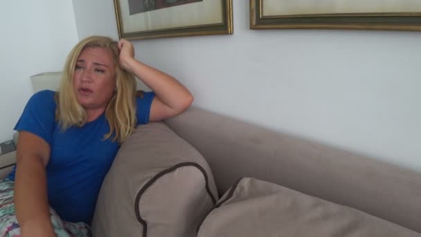Mulher triste sentada no sofá 2 — Vídeo de Stock