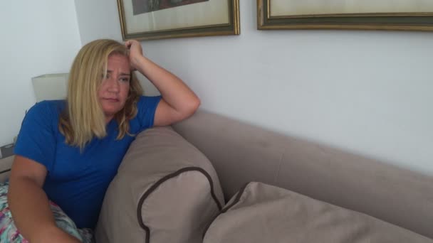 Traurige Frau sitzt auf Sofa 3 — Stockvideo