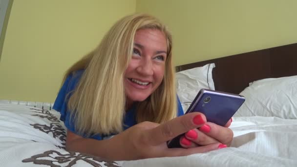 Lachende vrouw met smartphone — Stockvideo