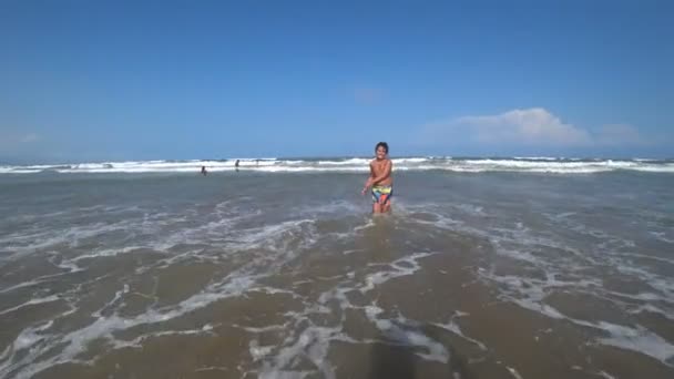 Adolescente menino se divertindo na praia 2 — Vídeo de Stock