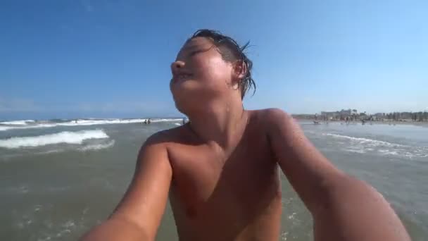 Adolescente menino se divertindo na praia 4 — Vídeo de Stock