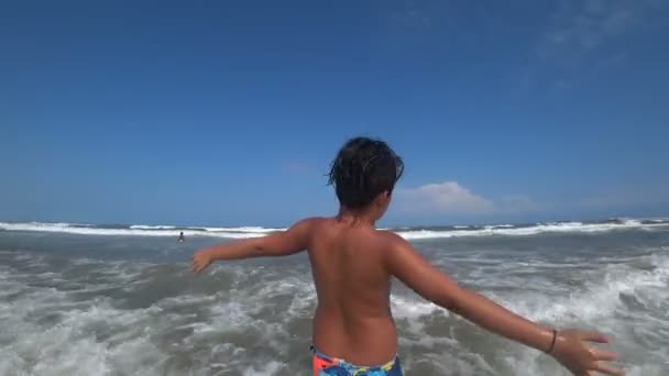 Εφηβικό αγόρι που έχει τη διασκέδαση στην παραλία — Αρχείο Βίντεο