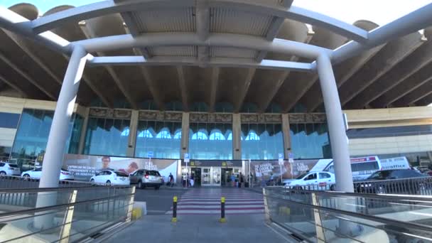 Терминал аэропорта Валенсии с видом на море 2 — стоковое видео
