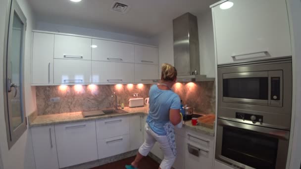 Mujer limpiando la cocina — Vídeos de Stock