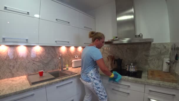 Vrouw schoonmaken van de keuken 2 — Stockvideo