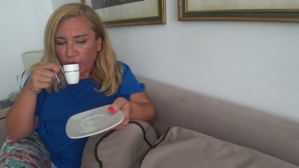 Blonde vrouw drinken koffie — Stockvideo