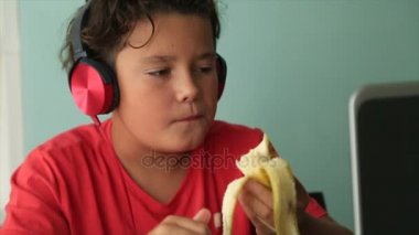 Muz 2 yemek dizüstü bilgisayar ile çocuk