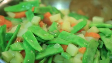 Bir tavaya 3 yemek taze sebze