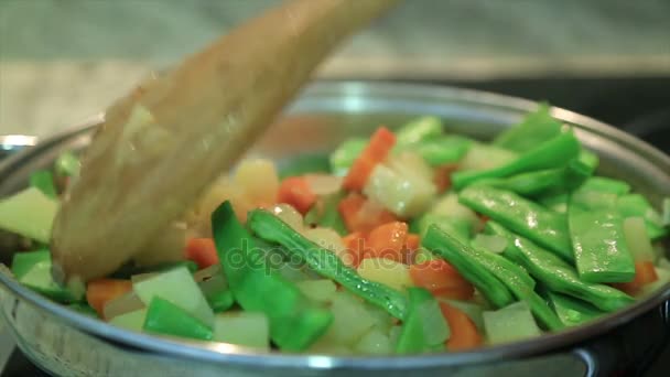 Verduras frescas cocinando en una sartén — Vídeo de stock
