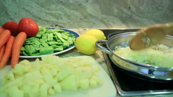 Les oignons sont cuits dans une casserole 2 — Video