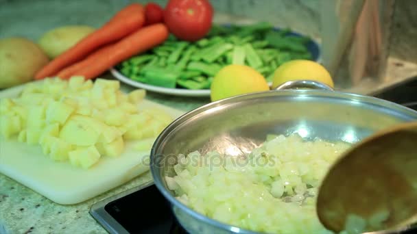 As cebolas cozinham-se em uma panela — Vídeo de Stock