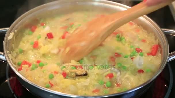 Paella está cozinhando na panela — Vídeo de Stock