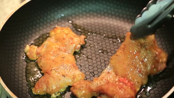 Сырая куриная грудка в сковороде — стоковое видео