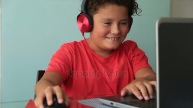 Dizüstü bilgisayar 2 kullanan öğrenci