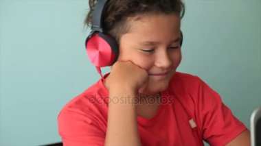 Dizüstü bilgisayar 5 kullanan öğrenci