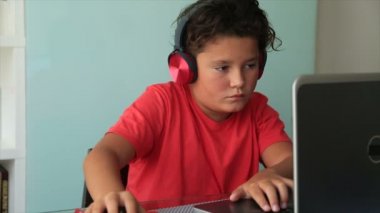 Dizüstü bilgisayar kullanan öğrenci