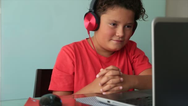 Skolpojke använder bärbar dator 3 — Stockvideo