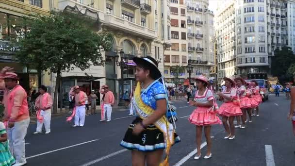 Straatparade van het Boliviaanse carnaval in Valencia 5 — Stockvideo