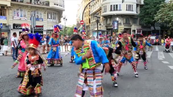 Straatparade van het Boliviaanse carnaval in Valencia 7 — Stockvideo