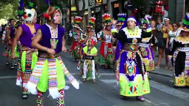 Desfile de rua carnaval boliviano em Valência — Vídeo de Stock