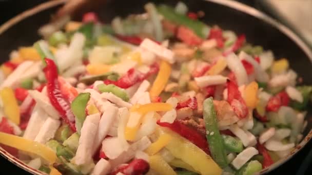 Nachos kochen in einer Pfanne — Stockvideo