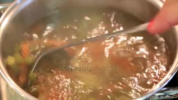 Faire bouillir les pâtes dans une casserole 2 — Video