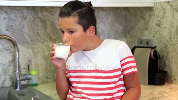 Lindo niño bebiendo leche — Vídeo de stock