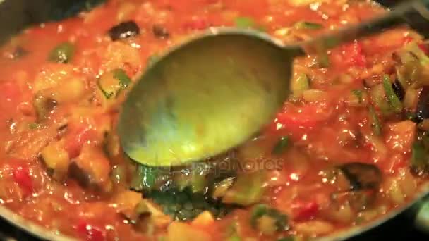 不同种类蔬菜烹调的食物4 — 图库视频影像