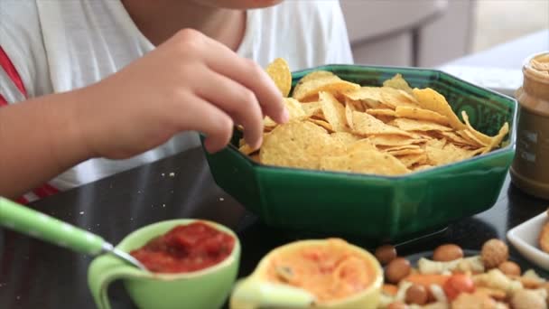 Niño preadolescente comiendo comida poco saludable 3 — Vídeos de Stock