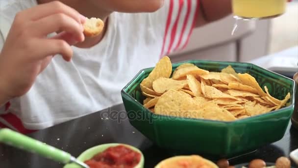 Preteen menino comer comida insalubre 4 — Vídeo de Stock