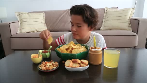 Preteen dreng spiser usunde spise – Stock-video